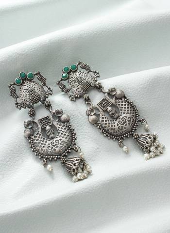 Grab These Beautifil Silver Colored Earring.These Earring is Come Alloy Material And Beautified With Stone And Beads Work.