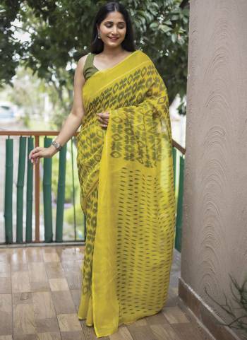 Attrective These Fastival Wear Saree in Fine Colored.These Saree And Blouse is Fabricated On Linen.Its Beautified With Designer Digital Printed.