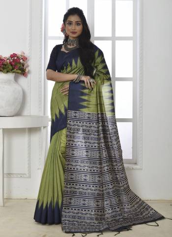 Garb These Festive Wear Saree in Fine Colored.These Saree And Blouse is Fabricated On Soft Tussar Silk.Its Beautified With Designer Temple Printed.