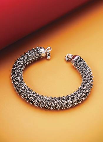 Looking These Beautifil Silver Colored Bracelet.These Bracelet is Come Alloy Material And Beautified With Oxidised Beads Work.