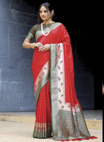 Garb These Festive Wear Saree in Fine Colored.These Saree And Blouse is Fabricated On Soft Banarasi Silk.Its Beautified With Paithani Weavon Jari Designer.