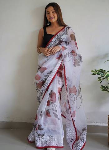 Attrective Looking These Party Wear Saree in Fine Colored.These Saree Are Organza And Blouse is Fabricated On Satin Banglori Pair.Its Beautified With Designer Printed With Embroidery Work.