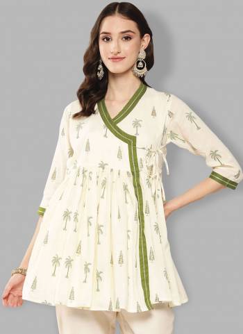 Attrective These Beautiful Designer Readymade Kurti.These Kurti is Fabricated On Cotton.Its Beautified With Designer Printed.