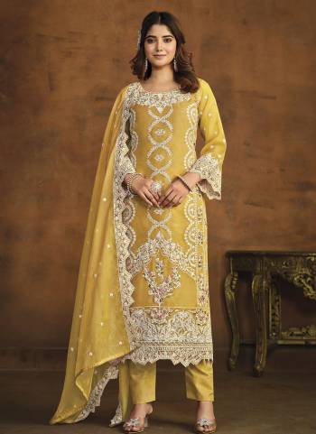 Attrective These Suit in Fine Colored Pair With Bottom And Dupatta.These Top And Dupatta Are Fabricated On Soft Organza Pair With Santoon Bottom.Its Beautified With Santoon Inner.Its Beautified With Designer Heavy Thread Embroidery Work.