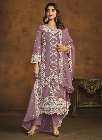 Attrective These Suit in Fine Colored Pair With Bottom And Dupatta.These Top And Dupatta Are Fabricated On Soft Organza Pair With Santoon Bottom.Its Beautified With Santoon Inner.Its Beautified With Designer Heavy Thread Embroidery Work.