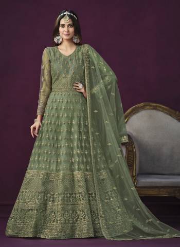 Attrective These Anarkali Suit in Fine Colored Pair With Bottom And Dupatta.These Top And Dupatta Are Fabricated On Net Pair With Santoon Bottom.Its Beautified With Santoon Inner.Its Beautified With Designer Heavy Sequance Embroidery Work.