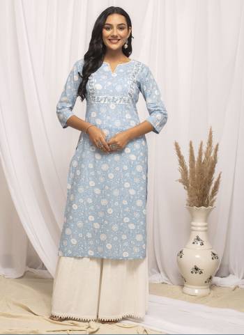 Attrective These Beautiful Looking Readymade Long Kurti.These Kurti Fabricated On Cotton.Its Beautified With Designer Printed.