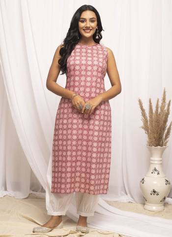 Attrective These Beautiful Looking Readymade Long Kurti.These Kurti Fabricated On Cotton.Its Beautified With Designer Printed.