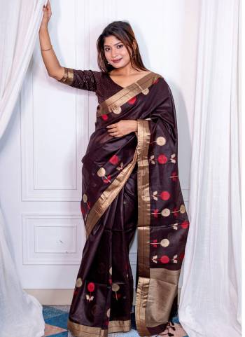 Attrective These Party Wear Saree in Fine Colored.These Saree And Blouse is Fabricated On Linen.Its Beautified With Weaving Jari,Thread, Jamdani Designer.