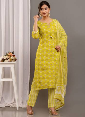 Attrective These Suit in Fine Colored Pair With Bottom And Dupatta.These Top And Bottom Are Fabricated On Rayon Cotton Pair With Mulmul Cotton Dupatta.Its Beautified With Designer Printed,Gotta Lace.