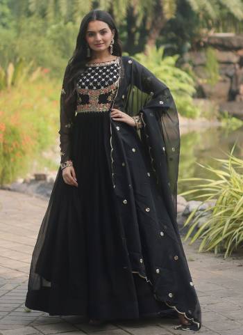 Attrective Looking These Beautiful Looking Readymade Long Gown With Dupatta.These Gown is Fabricated On Faux Georgette And Rassian Silk Dupatta.Its Beautified With Designer Jari, Sequance Embroidery Work.