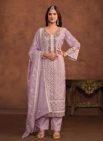 Garb These Party Wear Suit in Fine Colored Pair With Bottom And Dupatta.These Top And Dupatta Are Fabricated On Organza Pair With Santoon Bottom.Its Beautified With Santoon Inner.Its Beautified With Designer Heavy Thread,Sequance Embroidery Work.