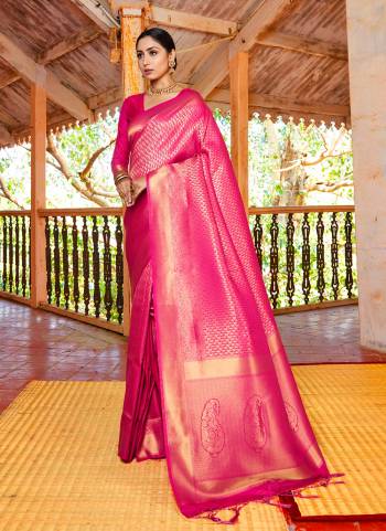 Looking These Party Wear Saree in Fine Colored.These Saree And Blouse is Fabricated On Handloom Silk.Its Beautified With Handloom Weaving Jari Designer.