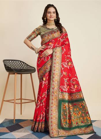 Attrective Look These Saree in Fine Colored.These Saree Are Banarasi Silk And Blouse is Banarasi Silk Fabricated.Its Beautified With Weving Designer.