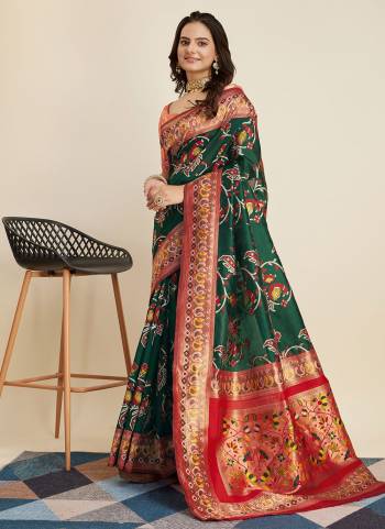 Attrective Look These Saree in Fine Colored.These Saree Are Banarasi Silk And Blouse is Banarasi Silk Fabricated.Its Beautified With Weving Designer.