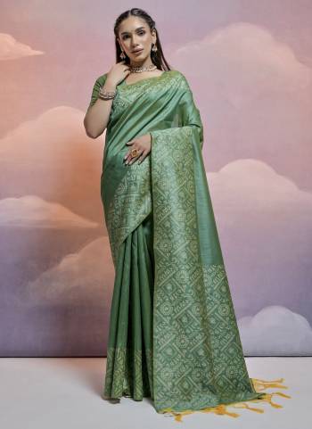 Garb These Party Wear Fancy Saree in Fine Colored.These Saree And Blouse is Fabricated On Handloom Raw Silk.Its Beautified With Handloom Weaving Designer.