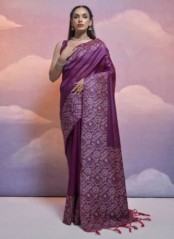 Garb These Party Wear Fancy Saree in Fine Colored.These Saree And Blouse is Fabricated On Handloom Raw Silk.Its Beautified With Handloom Weaving Designer.