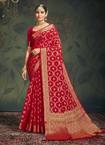 Grab These Saree in Fine Colored Pair With Blouse.These Saree and Blouse Are Fabricated On Georgette.Its Beautified With Heavy Wevon Designer.