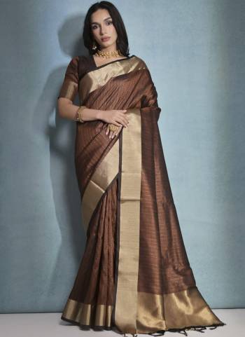 Attrective These Festive Wear Saree in Fine Colored.These Saree And Blouse is Fabricated On Raw Silk.Its Beautified With Weaving Jari Lining Designer.