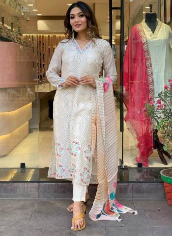 Attrective These Suit in Fine Colored Pair With Bottom And Dupatta.These Top Are Organza And Bottom Are Fabricated On Viscose Rayon Pair With Organza Dupatta.Its Beautified With Designer Printed With Embroidery Work.