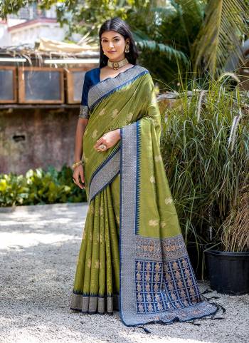 Garb These Party Wear Fancy Saree in Fine Colored.These Saree And Blouse is Fabricated On Handloom Raw Silk.Its Beautified With Handloom Weaving Designer.