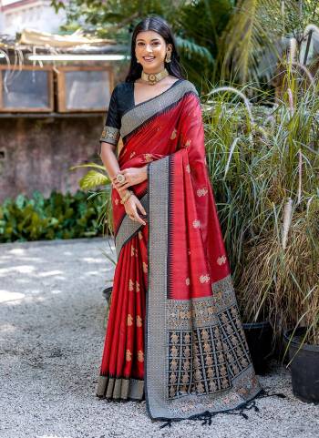 Garb These Party Wear Fancy Saree in Fine Colored.These Saree And Blouse is Fabricated On Handloom Raw Silk.Its Beautified With Handloom Weaving Designer.