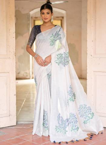 Attrective These Party Wear Saree in Fine Colored.These Saree Are Muga Cotton And Blouse is Fabricated On Khadi Cotton.Its Beautified With Designer Printed With Wevon Designer Blouse.