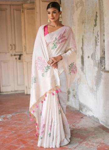 Attrective These Party Wear Saree in Fine Colored.These Saree Are Muga Cotton And Blouse is Fabricated On Khadi Cotton.Its Beautified With Designer Printed With Wevon Designer Blouse.