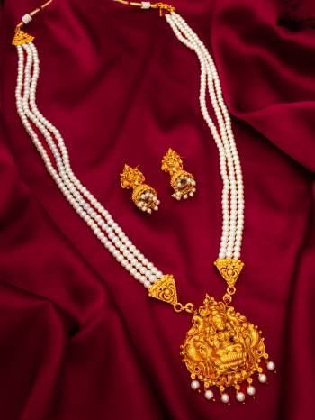 Attrective These Beautifil Multy Colored Necklace.These Necklace is Come Alloy Material And Beautified With Artificial Beads Stone Work.