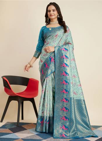 Attrective Look These Saree in Fine Colored.These Saree Are Banarasi Silk And Blouse is Banarasi Silk Fabricated.Its Beautified With Weving Designer.