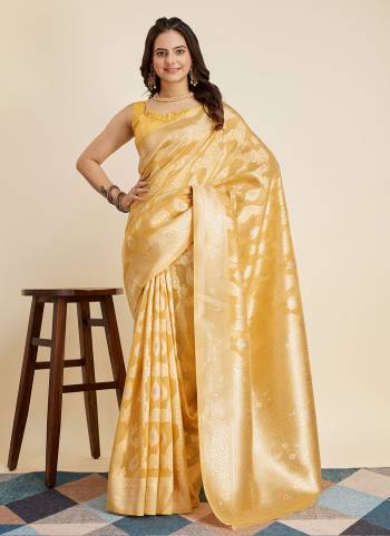 Garb These Party Wear Saree in Fine Colored.These Saree Are Banarasi Silk And Blouse is Banarasi Silk Fabricated.Its Beautified With Weving Designer.