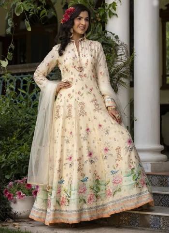 Attrective These Party Wear Gown With Dupatta in Fine Colored.These Gown Are Fabricated On Dolla Silk Pair With Net Dupatta.Its Beautified With Wevon Butti Designer,Flower Printed With Hand Work.