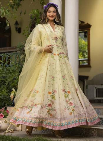 Attrective These Party Wear Gown With Dupatta in Fine Colored.These Gown Are Fabricated On Dolla Silk Pair With Net Dupatta.Its Beautified With Wevon Butti Designer,Flower Printed With Hand Work.