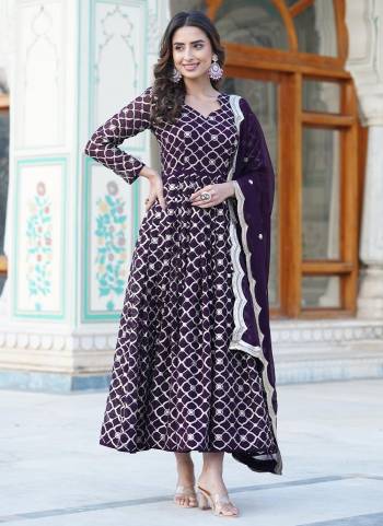 Attrective Looking These Beautiful Looking Readymade Long Kurti With Dupatta.These Gown is Fabricated On Faux Georgette And Faux Georgette Dupatta.Its Beautified With Designer Sequance Embroidery Work Dupatta.