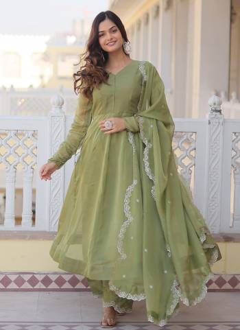 Attrective Looking These Beautiful Looking Readymade Long Gown With Dupatta.These Gown is Fabricated On Russion Silk And Russion Silk Dupatta.Its Beautified With Kali Pattern Flair With Designer Embroidery Cut Work.