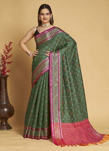 Attrective This Partywear Saree Paired With Blouse.This Saree And Blouse Are Patola Silk Based Fabric With Weaving Jacquard Meenakari Designer. Buy This Pretty Saree Now.