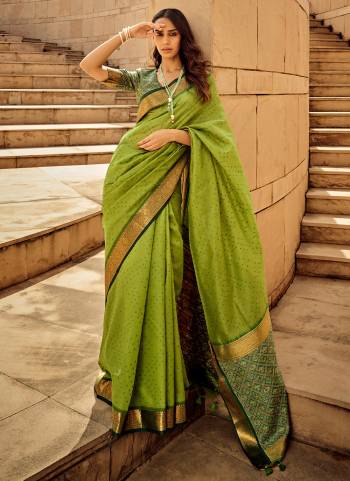 Looking These Party Wear Saree in Fine Colored.These Saree And Blouse is Fabricated On Handloom Silk.Its Beautified With Handloom Weaving Designer,Bandhani Printed.