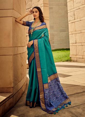 Looking These Party Wear Saree in Fine Colored.These Saree And Blouse is Fabricated On Handloom Silk.Its Beautified With Handloom Weaving Designer,Bandhani Printed.