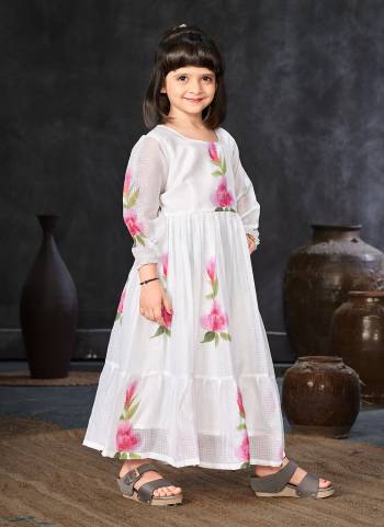 Grab These Beautiful Looking Readymade Kids Wear.These Long Kurti is Fabricated On Kota Checks.Its Beautified With Designer Digital Printed.