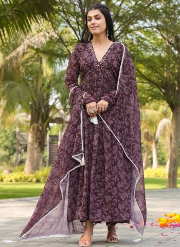 Looking These Beautiful Looking Readymade Gown With Dupatta.These Gown And Dupatta is Fabricated On Georgette.Its Beautified With Designer Floral Printed With Mirror Work.