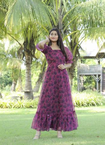 Looking These Beautiful Looking Readymade Western Long Kurti.These Kurti is Fabricated On Georgette.Its Beautified With Designer Printed.