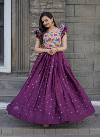 Attrective These Beautiful Paty Wear Looking Readymade Long Gown.These Gown is Fabricated On Muslin & Chinon.Its Beautified With Designer Printrd,Embroidery Work.