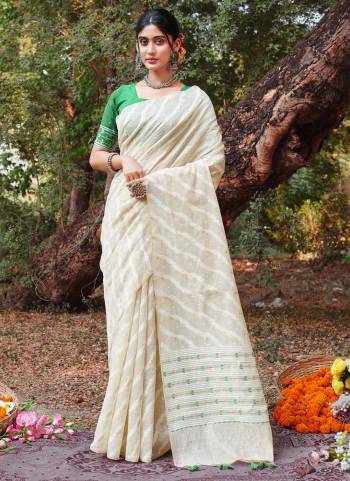 Garb These Party Wear Saree in Fine Colored.These Saree And Blouse is Fabricated On Cotton.Its Beautified With Weavon Designer Thread Work.