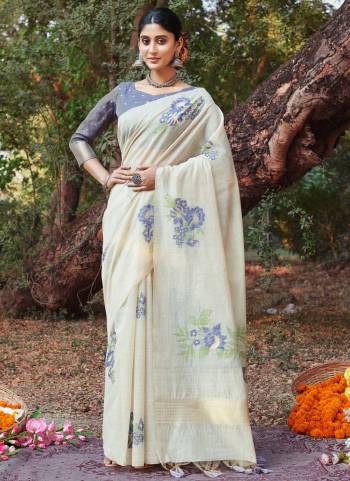 Garb These Party Wear Saree in Fine Colored.These Saree And Blouse is Fabricated On Cotton.Its Beautified With Weavon Designer Thread Work.