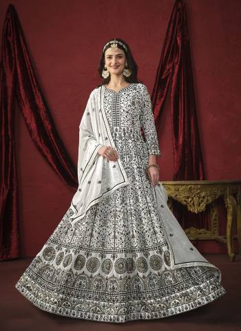 Attrective Looking These Beautiful Looking Readymade Anarkali Suite With Dupatta.