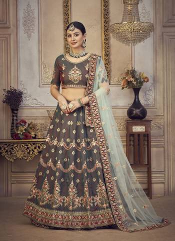 Grab These Party Wear Lehenga Choli in Fine Colored.These Lehenga Are Taffera Silk Choli Are Taffeta Silk And Dupatta Are Fabricated On Net Pair.Its Beautified With Designer Embroidery Work.