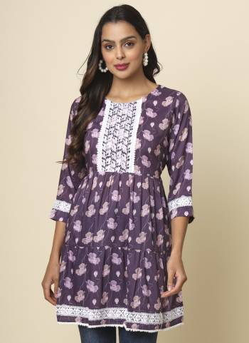 Garb These Beautiful Looking Readymade Kurti.These Kurti is Fabricated On Cotton.Its Beautified With Designer Printed With Lace.