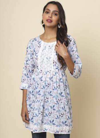 Garb These Beautiful Looking Readymade Kurti.These Kurti is Fabricated On Cotton.Its Beautified With Designer Printed With Lace.