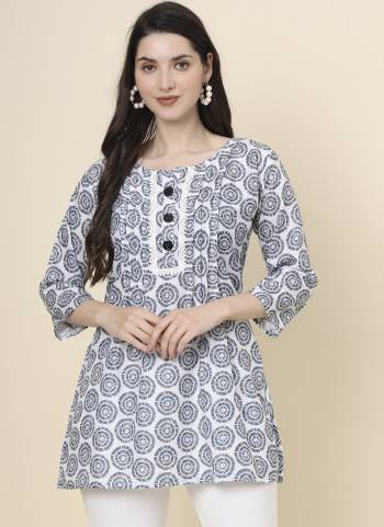 Attrective These Beautiful Looking Readymade Kurti.These Kurti is Fabricated On Cotton.Its Beautified With Designer Printed.