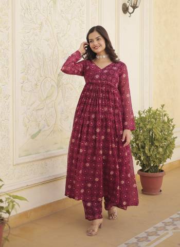 Attrective Looking These Beautiful Looking Readymade Long Kurti With Bottom.These Kurti And Bottom is Fabricated On Faux Georgette.Its Beautified With Designer Foil Printed.